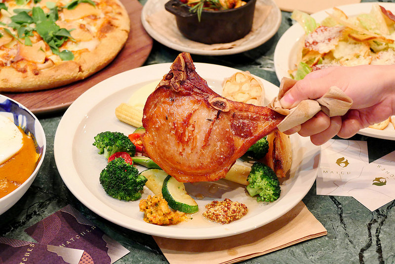 【台中美食】MATCHES餐酒館 東興路│西區：隱藏閣樓時尚微燻空間  低溫烹調爐烤戰斧豬排及蕃茄辣味墨魚燉飯好吃必點！經典調酒莫斯科騾子好喝！(宵夜時段供應特製印度牛肉咖哩飯)