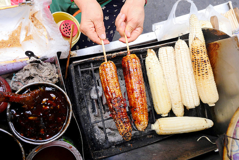 【台中小吃】中華夜市阿婆炭烤玉米 日新大戲院│中區：在地四十年 傍晚賣到宵夜的古早味炭烤玉米！小時候看電影必備的懷舊傳統老味道！