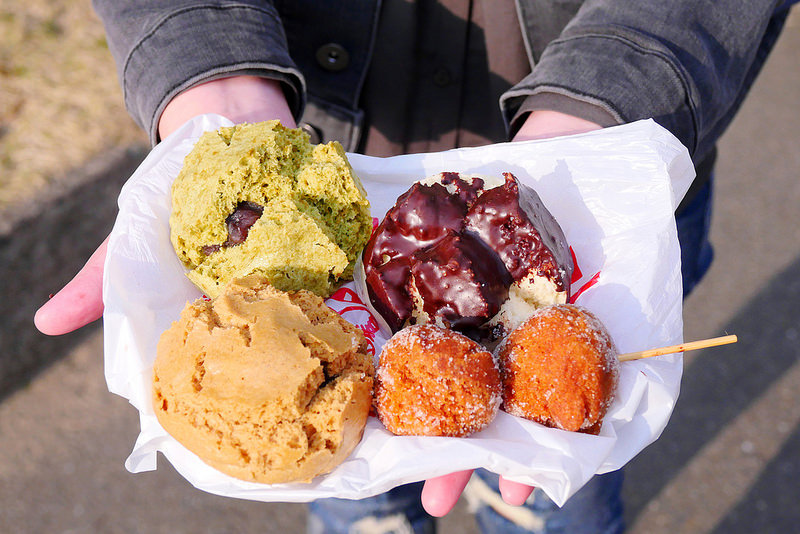 【京都甜點】ロバのパン屋行動麵包車 天龍寺│嵐山駅：昭和年代懷舊行動麵包車出動 每個150円銅板價好便宜 還有可愛主題曲唱不停！蒸麵包 甜甜圈 醬油糰子都不貴體驗日本懷舊味！