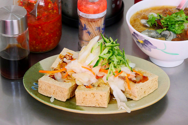 【台中小吃】二煱臭豆腐蚵仔麵線│北屯區：在地臭味飄香人氣酥皮臭豆腐 麵線口味偏清淡 臭豆腐口味平淡不是我的菜。口味還是看各人喜好囉！(遇人多排隊要拿號碼牌)
