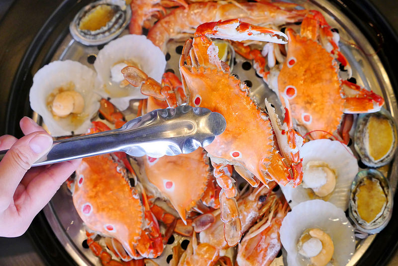 【南投火鍋】一品蒸料亭海鮮鍋物│草屯鎮：台中專程來吃都值得 豪華活龍蝦四人套餐野生三點蟹 天使紅蝦 活龍蝦 澎湖中卷 香草雞加頂級牛小排海陸大滿足！推薦古早味豬肉筍粥必吃好味道！
