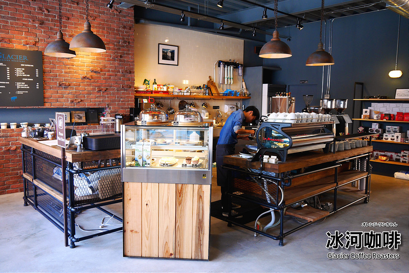 【台中散策食記】冰河咖啡 Glacier Coffee Roasters 文心路│西屯區：美式風格結合大地粗獷的寬敞空間～比起拿鐵更推薦專業單品咖啡但價格高些～還有簡單手作甜點搭配！(空間設計非常棒 是沒有時間限制的好地方)