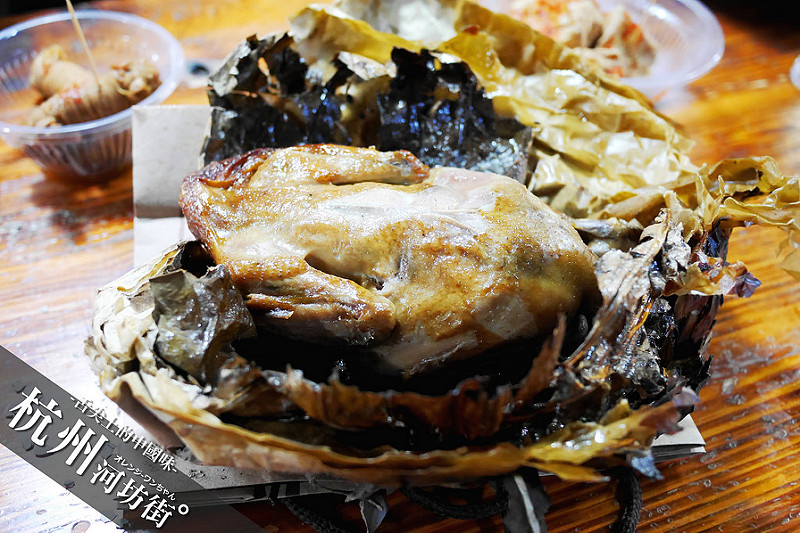 【舌尖上的中國-浙江杭州 食】杭州 河坊街小吃街 │上城區：叫化雞、毛豆腐、小龍蝦、火腿菠蘿飯和小肠捆着卖跟著歷史故事嘗鮮市井之味～鹹到出神入化無與倫比！來到文人杭州必訪必嘗必遊的特色景點！