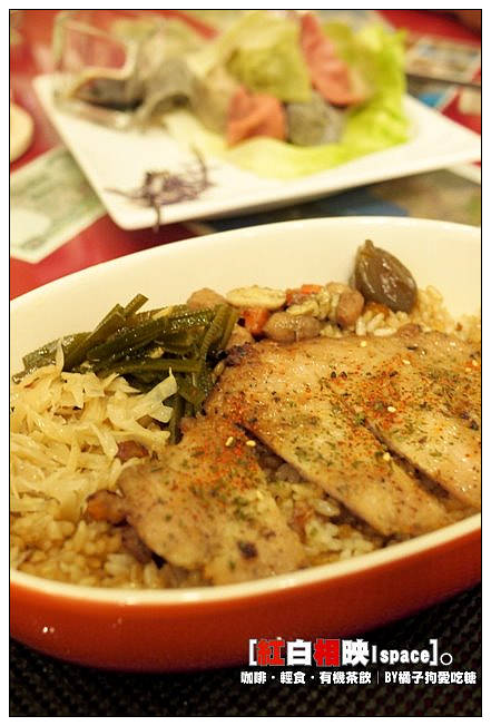 【嘉義漫步食記】中正大學好去處~輕食簡餐多元選擇：紅白相映‧咖啡輕食館