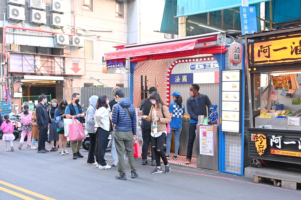 法國道地吉拿棒│台中一中街：大排隊10種口味吉拿棒現點現炸 買3支最划算 起司辣椒跟肉桂最推薦