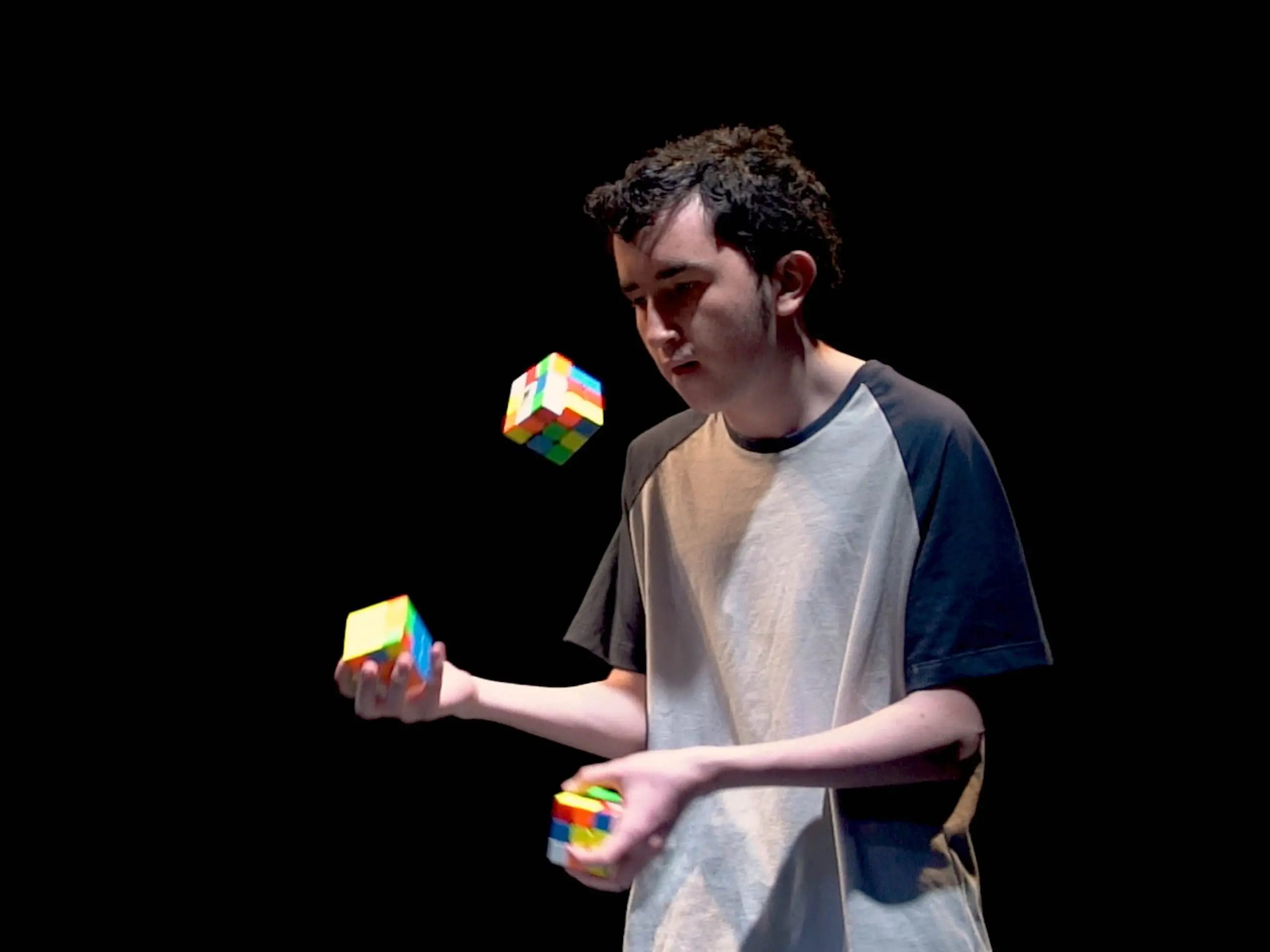 Guinness World Record holder solves three Rubik's cubes juggling