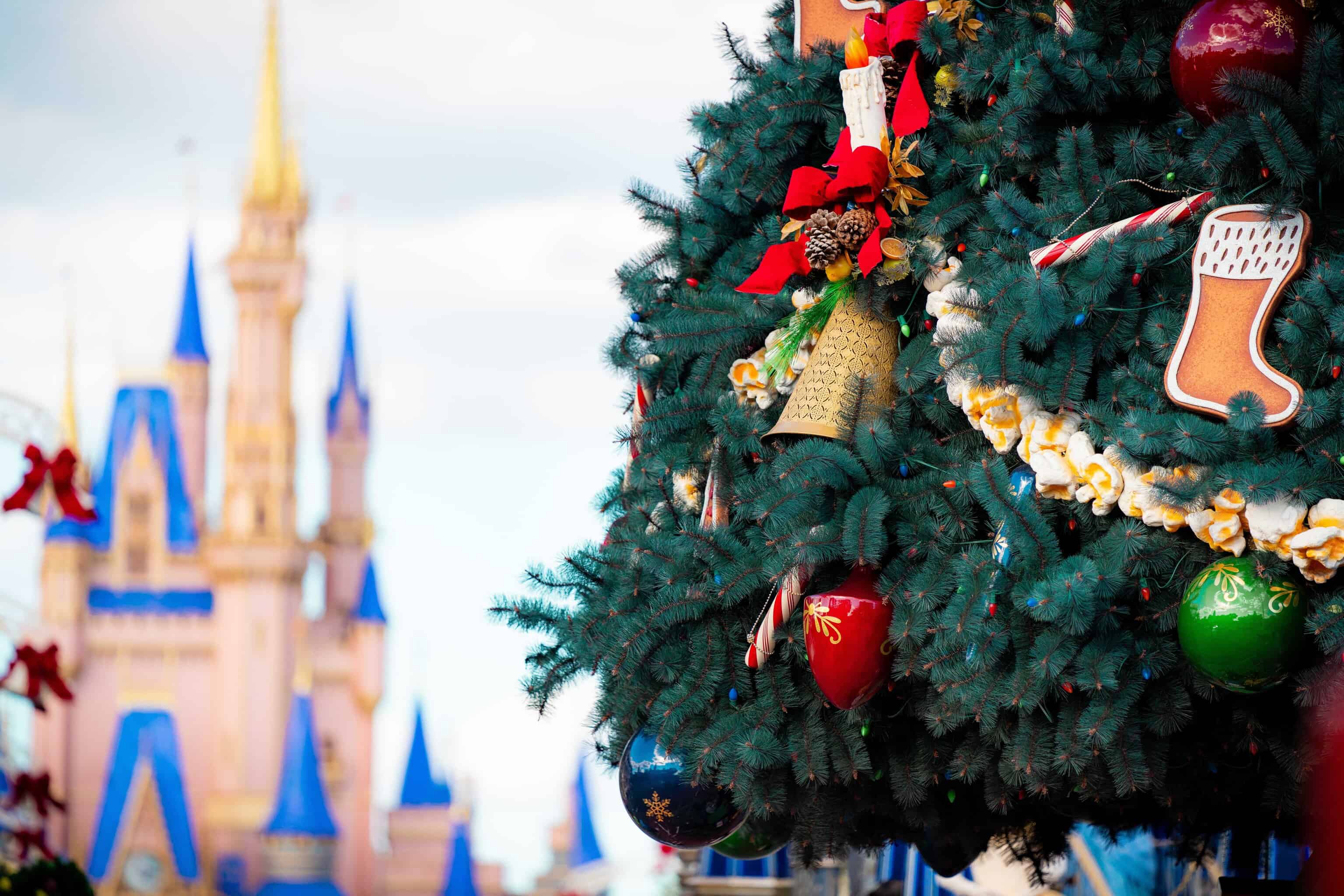 Christmas decor makes its way into Disney’s Magic Kingdom LaptrinhX / News