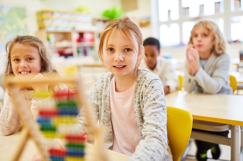 Schulkinder sitzen zu viel Orthinform