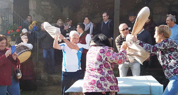 Parada de Sil recrea a tradición da pisa da castaña seca