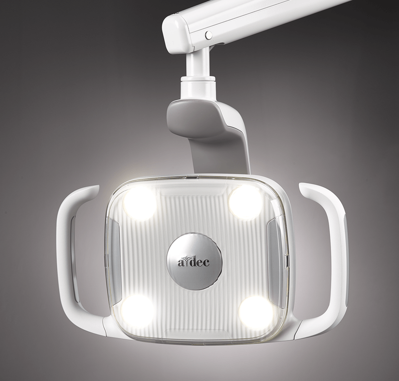 Adec 300 LED operasjonslampe med lysstyrke på 25.000 lux.