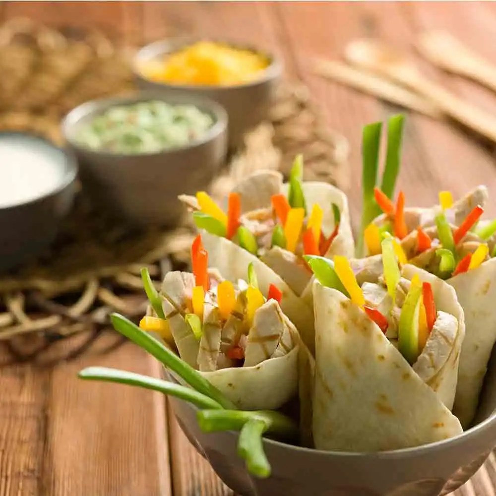 Fajitas de pollo con guacamole, pico de gallo y crema agria