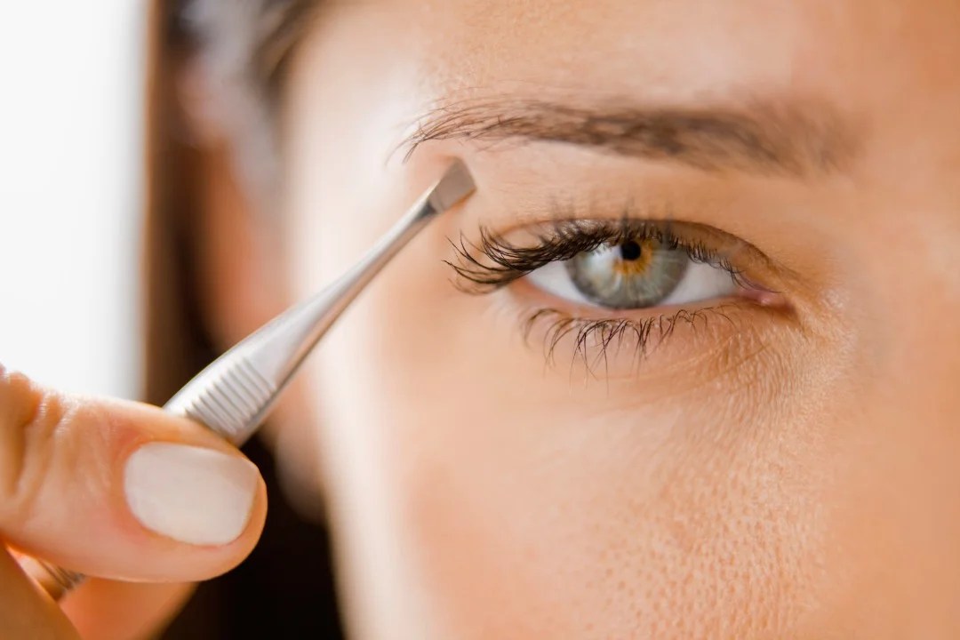 Tips para depilar tus cejas en casa usando una pinza