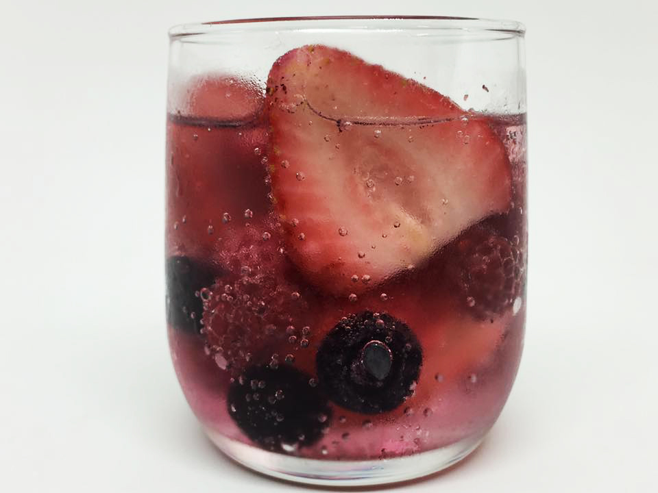 氷結を高級感あるお酒に大変身させる「氷結×冷凍フルーツ」試してみた おたくま経済新聞