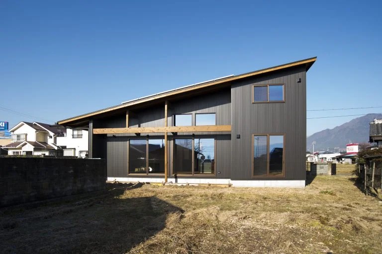 2階建てGL外壁の家：飯田市 すむところ研究室 OTEC