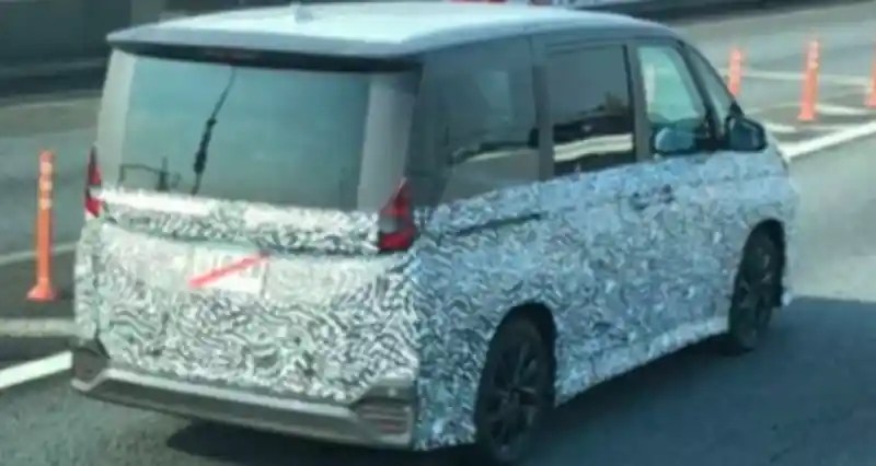 SPY SHOT Toyota Voxy Generasi Terbaru