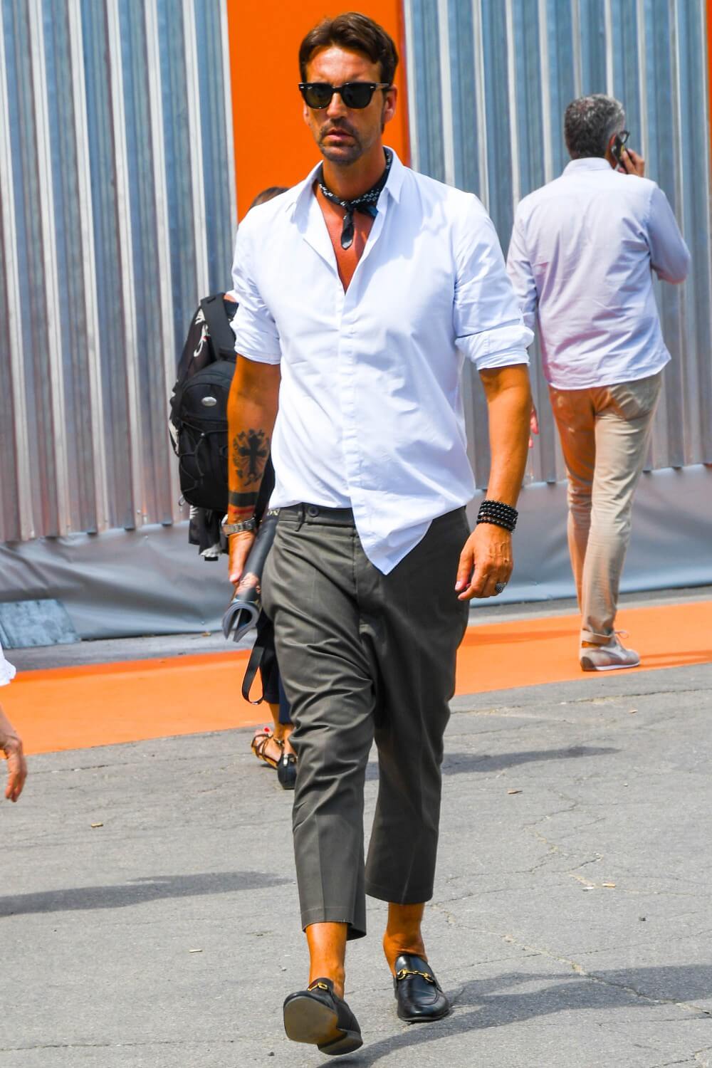 夏の白シャツメンズコーデ術5選！定番スタイルからモダンな組み合わせ、インナー使いに最適なアイテムがわかる メンズファッションメディア