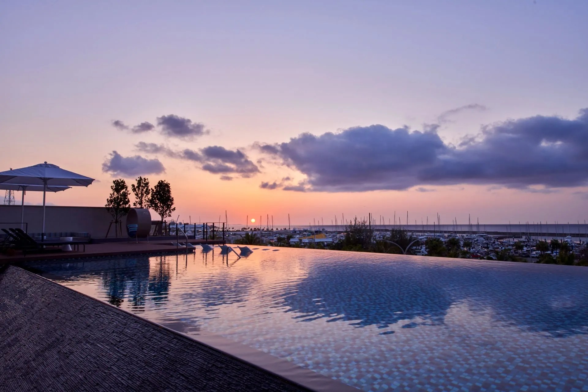 【旅好きエディターのHOTEL宿泊レポ】インフィニティプールからのサンセットが最高！「沖縄プリンスホテル オーシャンビューぎのわん」｜【公式