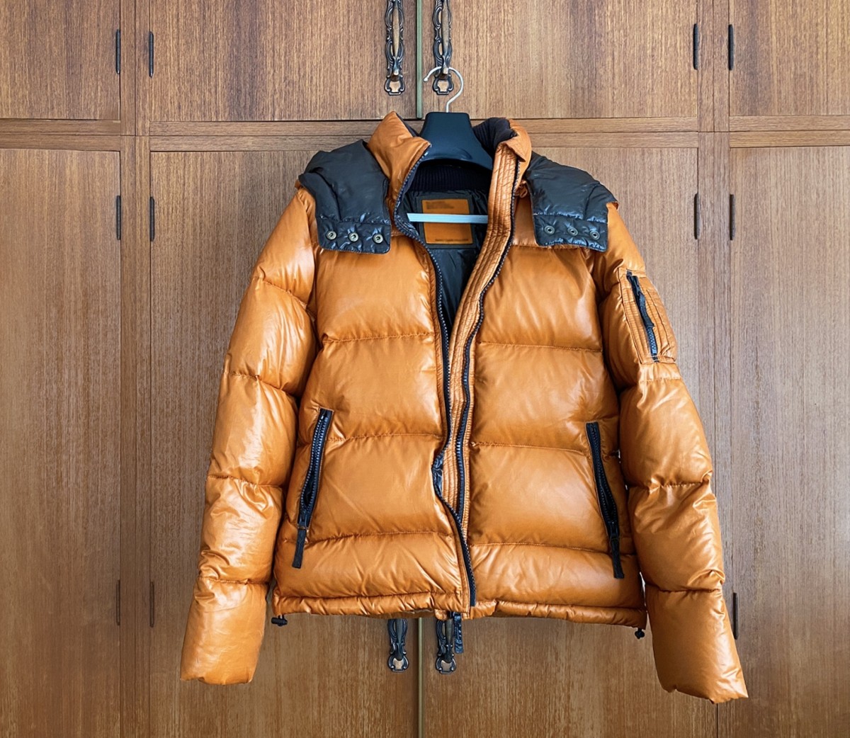 「ダウンジャケット」に汚れ…すぐクリーニングに出すべき？ 自宅で洗濯OK？ オトナンサー