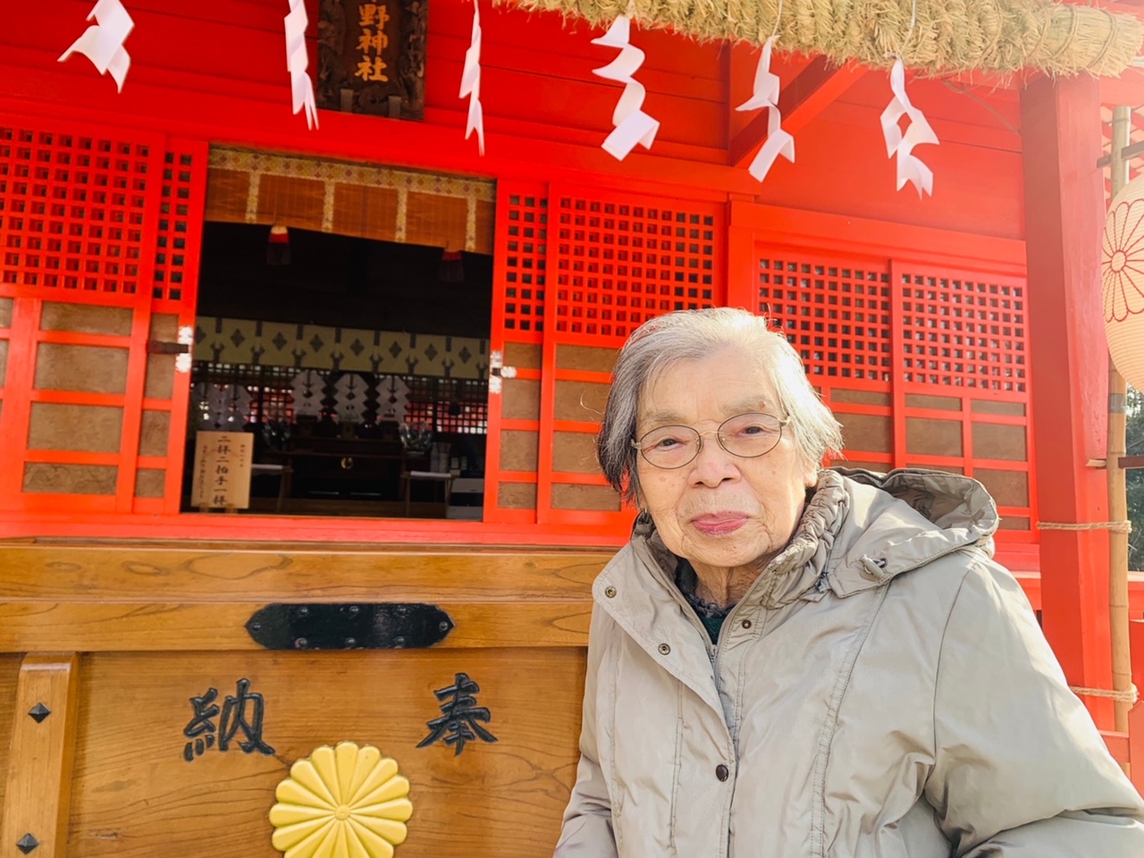 神社にて 健康祈り 手を合わせ 西東京市・国分寺市・小金井市・福岡市のデイサービス おとなりさん。