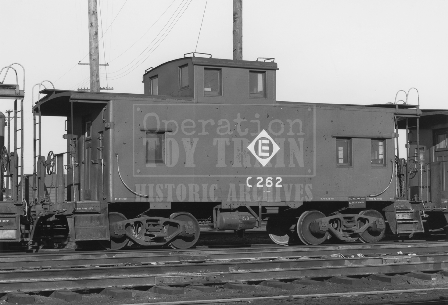 Photograph of exterior of Erie Lackawanna Railway caboose C262 in
