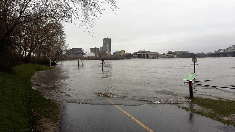FLOOD UPDATES Water levels dropping, federal offices reopen in