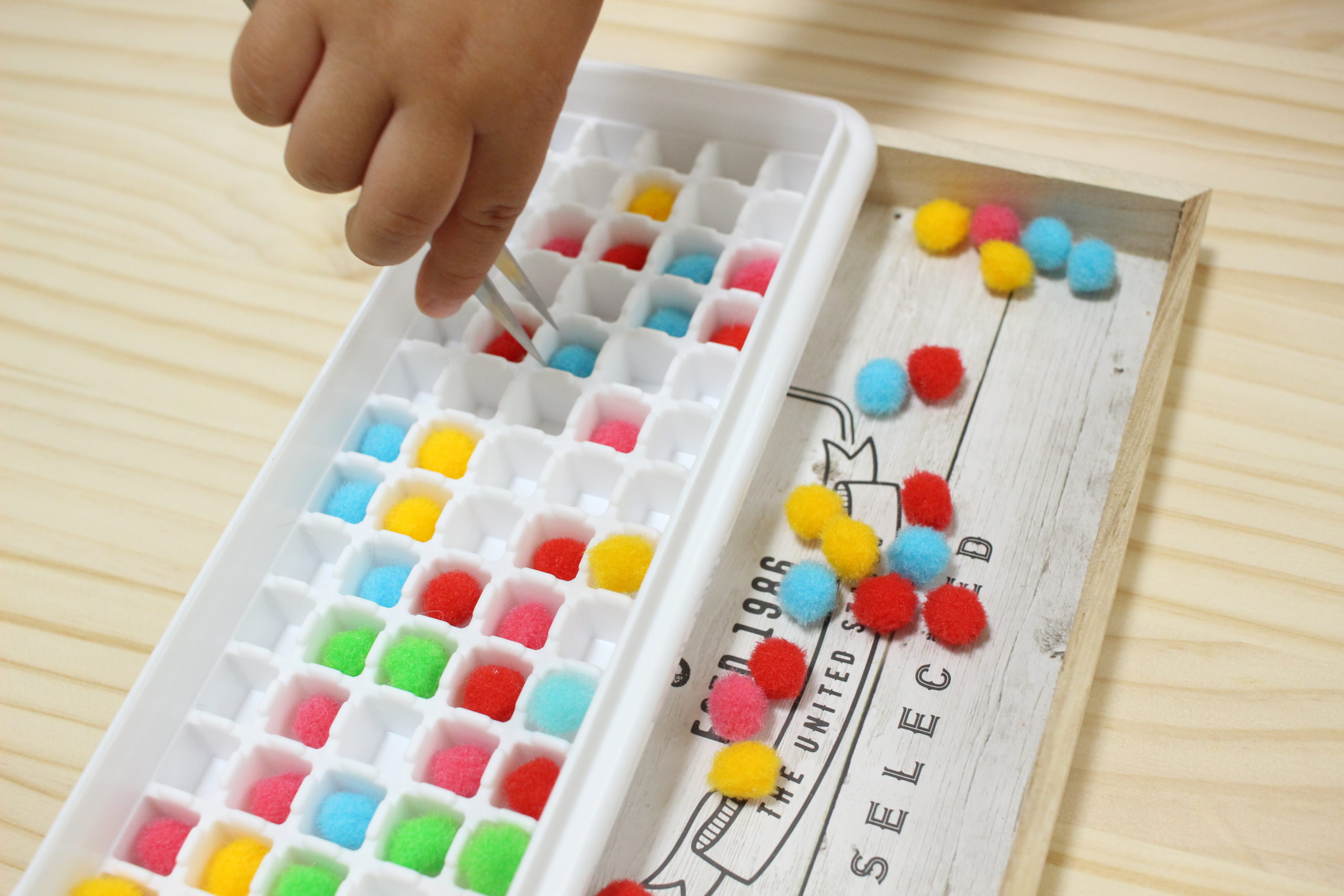 【100均で モンテッソーリ 教具を簡単手作り】【1歳】【2歳】「 あけ移し 」のお仕事のやり方② おうちdeモンテ