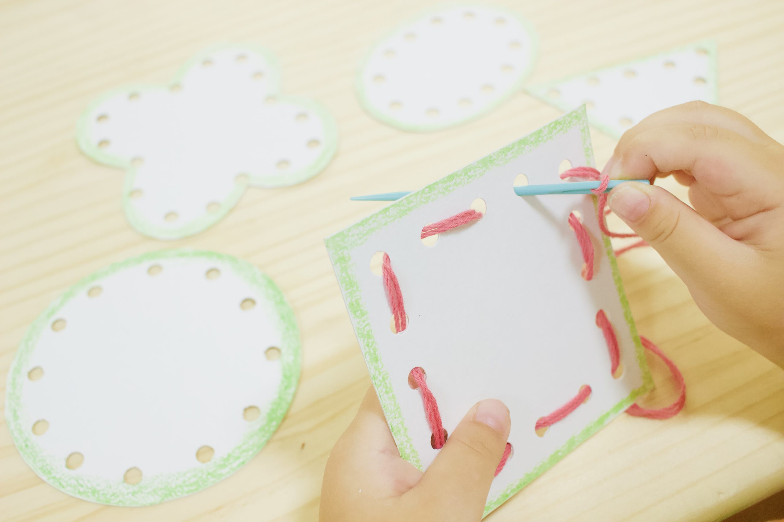 【100均 de モンテッソーリ】「縫いさし」「紐通し」のお仕事用おもちゃの作り方＆やり方【1歳】【2歳】【3歳〜】 おうちdeモンテ