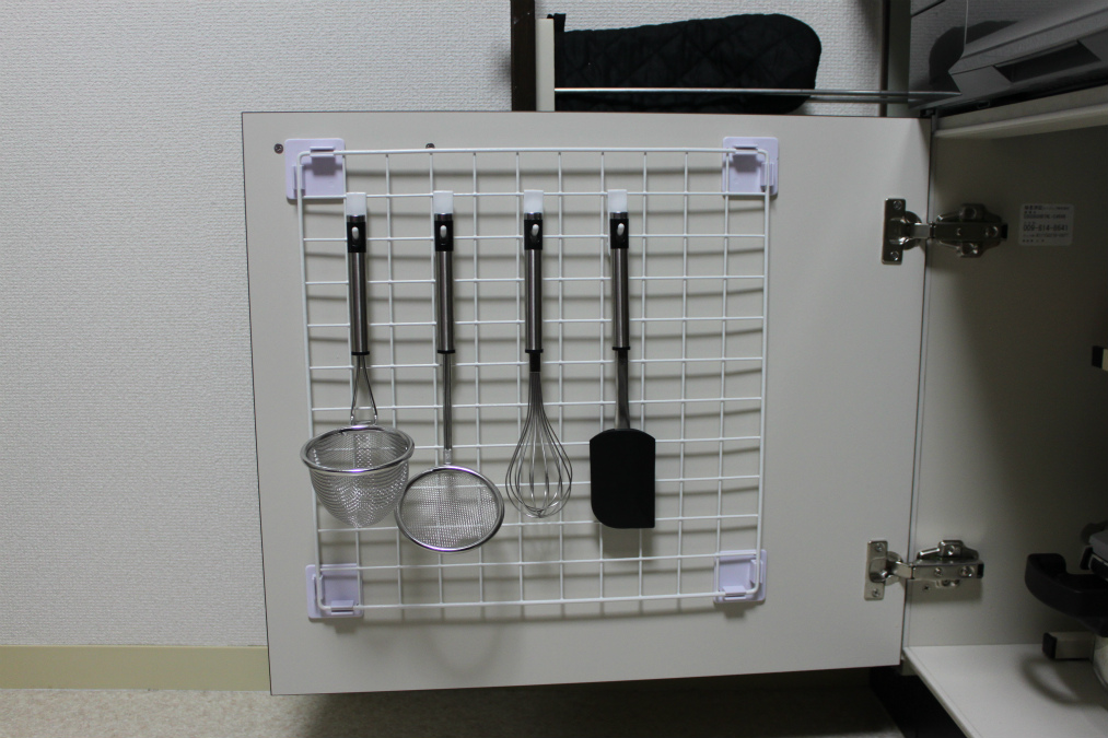 キッチンツール収納は扉裏に引っ掛ける！ おうちごと