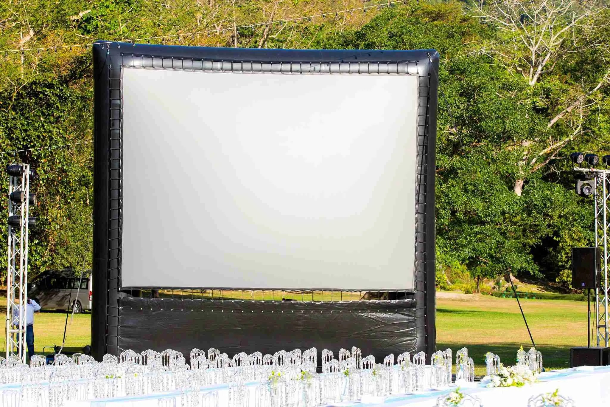 5 Things to Consider When Buying an Inflatable Screen and Projector