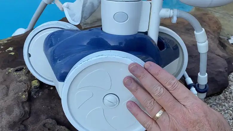 [3 Fixes] Polaris Pool Cleaner Not Staying on the Bottom - outdoortalk.org