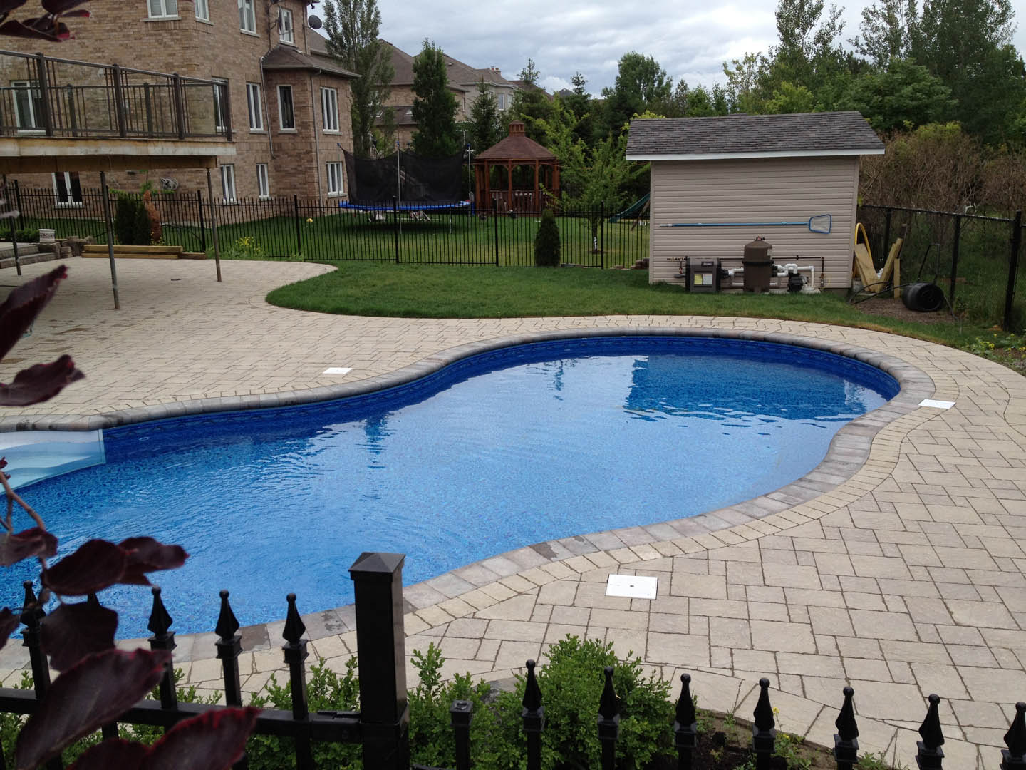 OUTFRONT POOLS. LANDSCAPING. DESIGN.