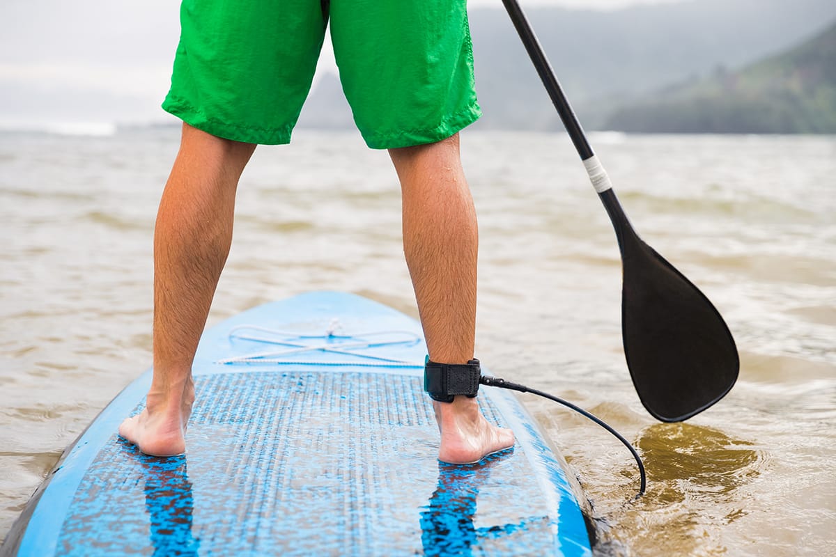 How Do You Use a Paddle Board Paddle (and Which Oar Should You Buy)?