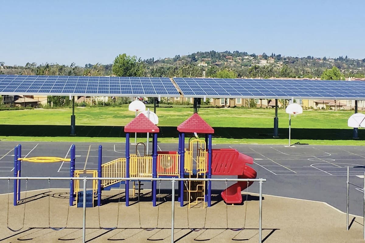 La escuela que instaló paneles solares y aumentó el sueldo de los