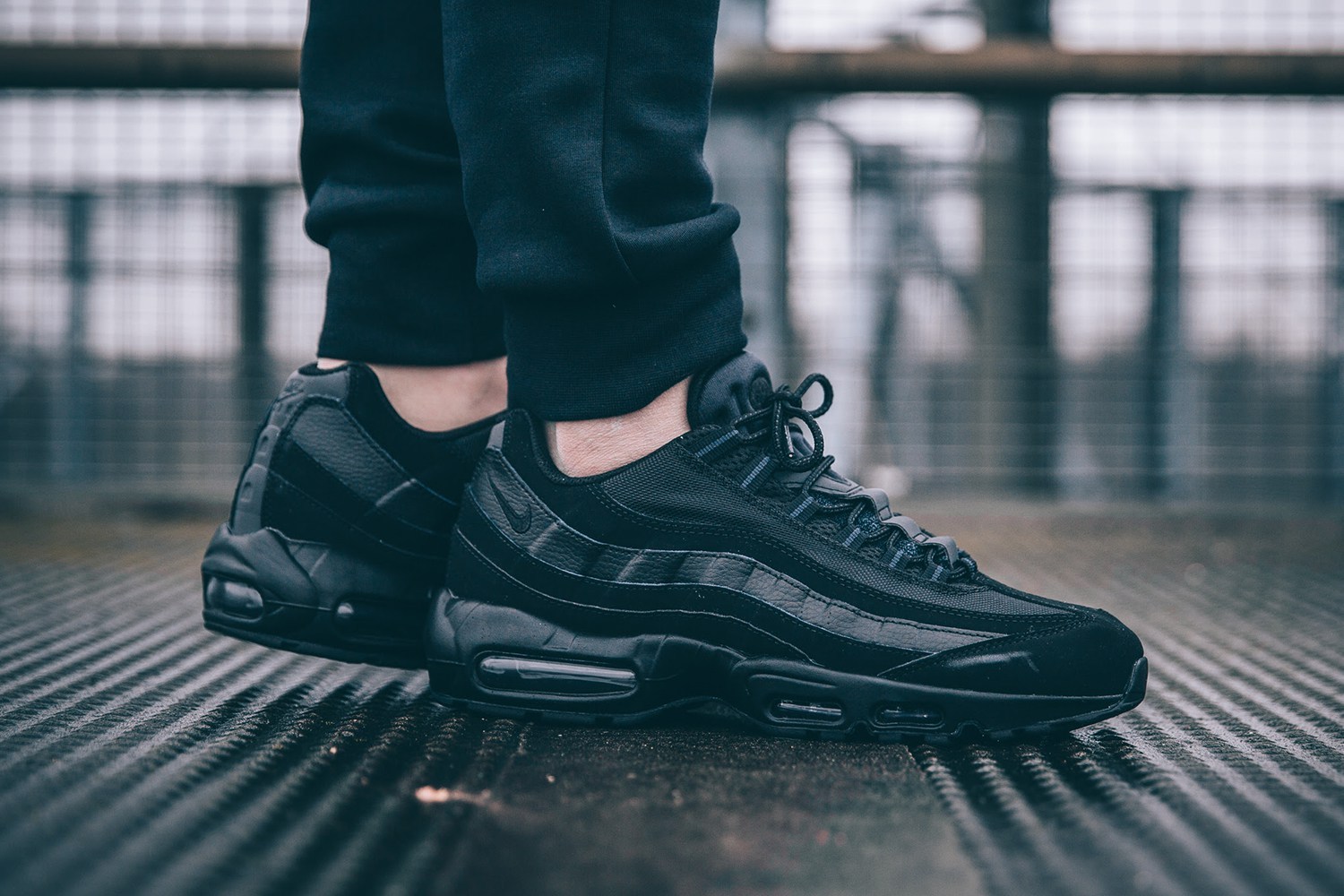 all black air max 95s