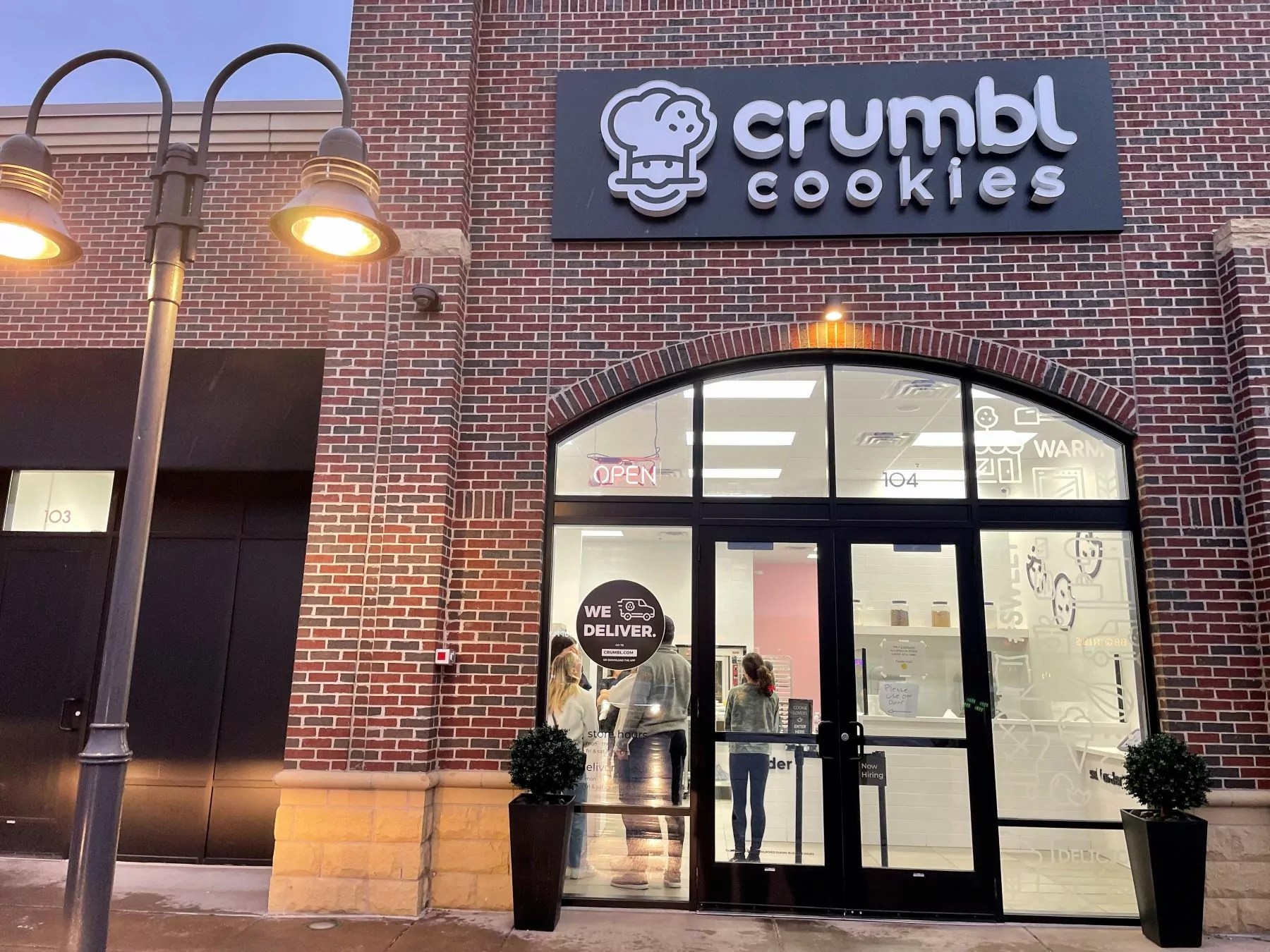 Crumbl Cookies — история компании, которая создала вирусный бренд