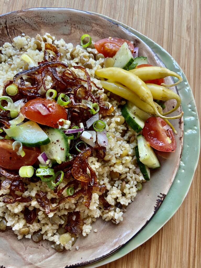Bulgur Pilaf with green lentils, served with caramelized onions