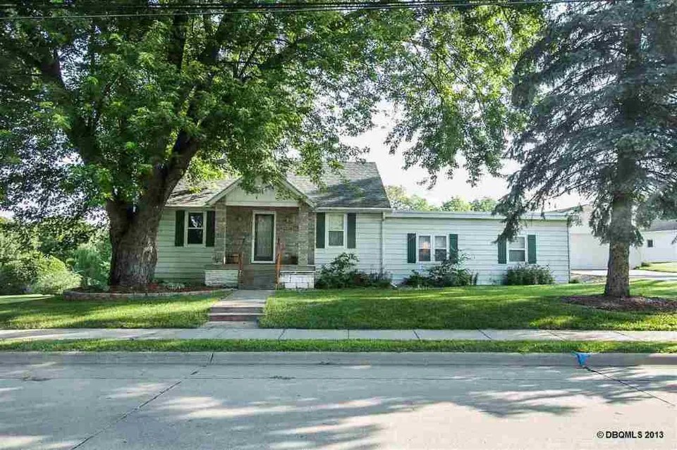 1230 Kelly Ln, Dubuque, IA 52003