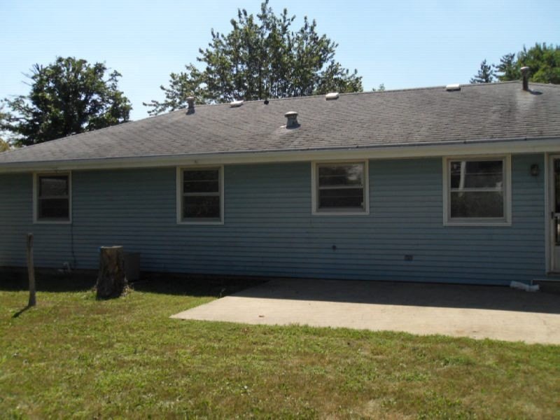 409 W Taylor Ave, Charleston, IL 61920