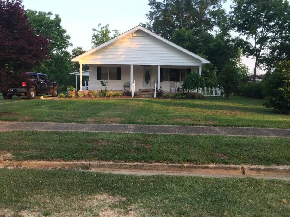 350 E Eucutta St, Shubuta, MS 39360