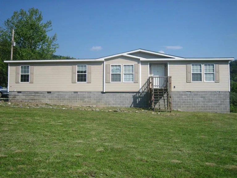 9 Terrier Ln, Whitesburg, KY 41858