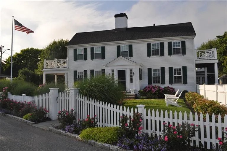 4 Marchant Ave, Hyannis Port, MA 02647