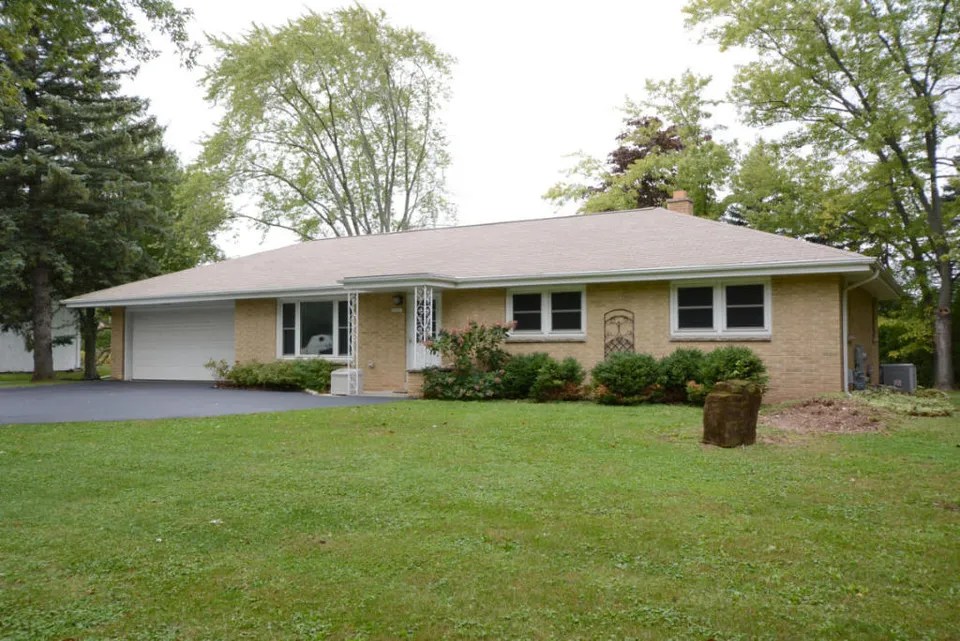 10727 N Cedarburg Rd, Mequon, WI 53092