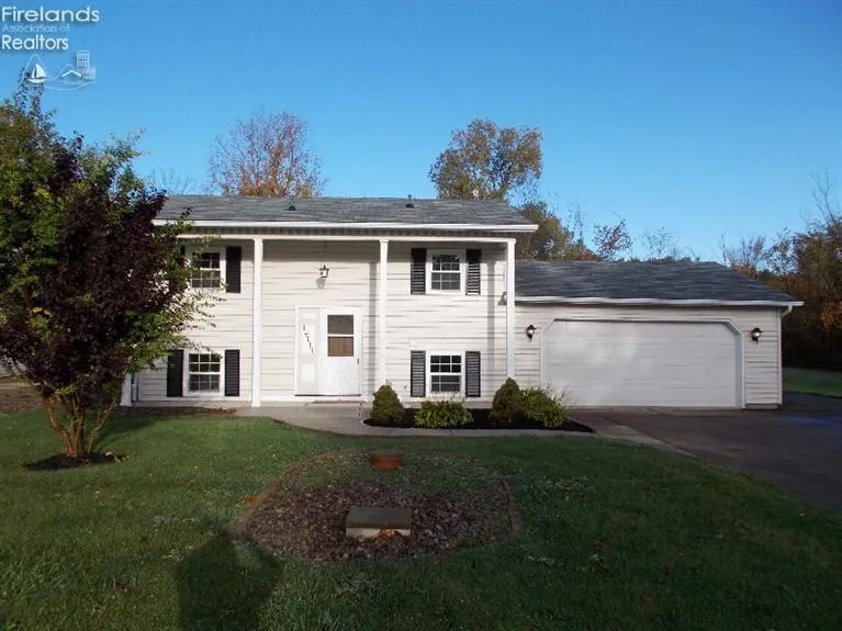 14717 Darrow Rd, Vermilion, OH 44089