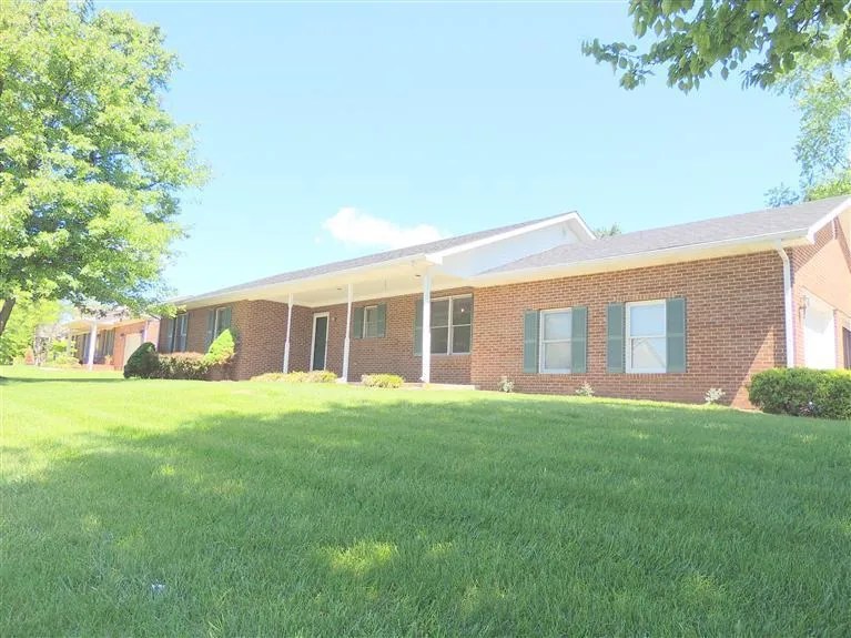 200 Doncaster Rd, Versailles, KY 40383