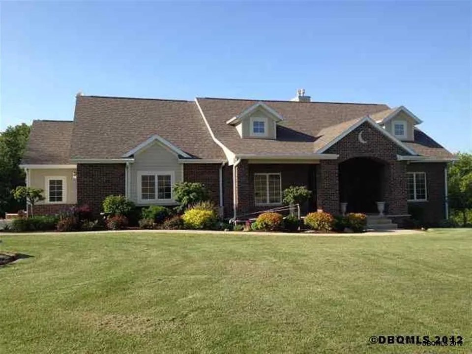 11725 Oakland Farms Rd, Dubuque, IA 52003