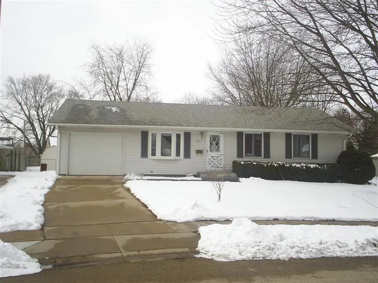 1425 Westfield Ln, Camanche, IA 52730