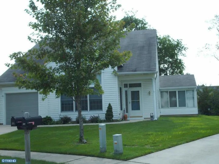 211 Homestead Cir, Columbus, NJ 08022