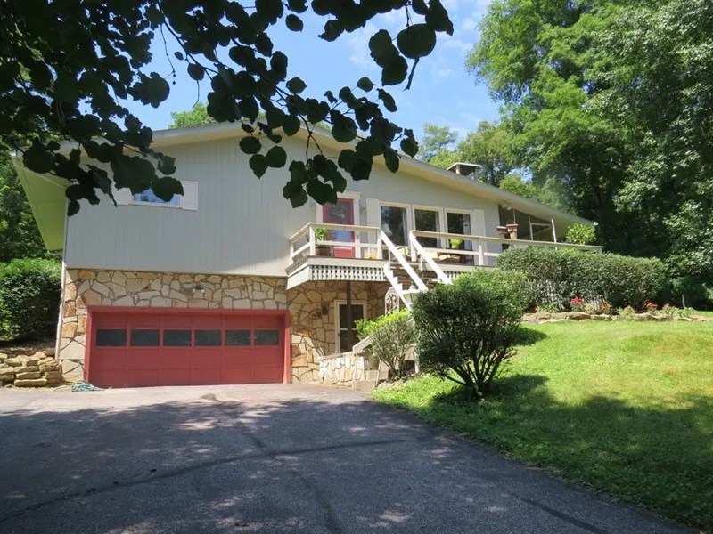 246 Dixons Run Rd, Triadelphia, WV 26059