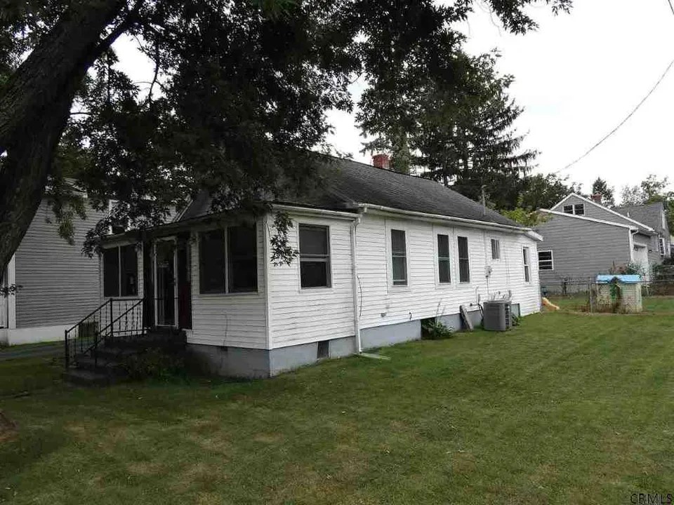 11 Middle St, Cohoes, NY 12047