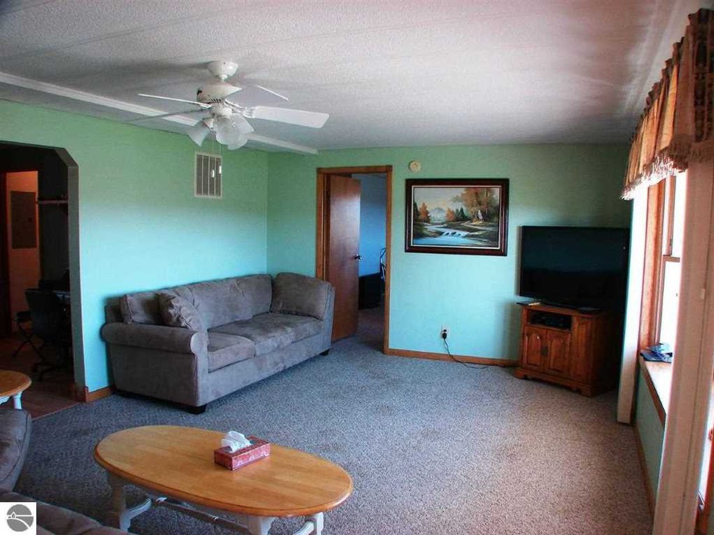 400 8th St, Breckenridge, MI 48615